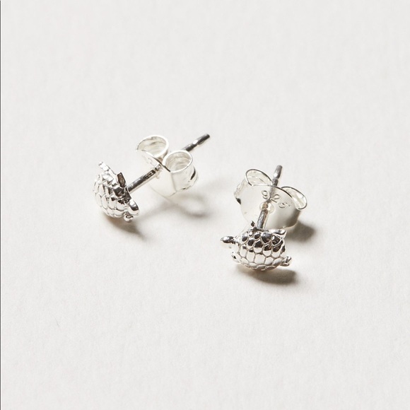 tiny sea turtle cartilage earring - Picture 3 of 4